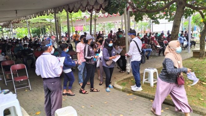 Antrian peserta memasuki ruang Vaksinasi sekitar jam 09.30-